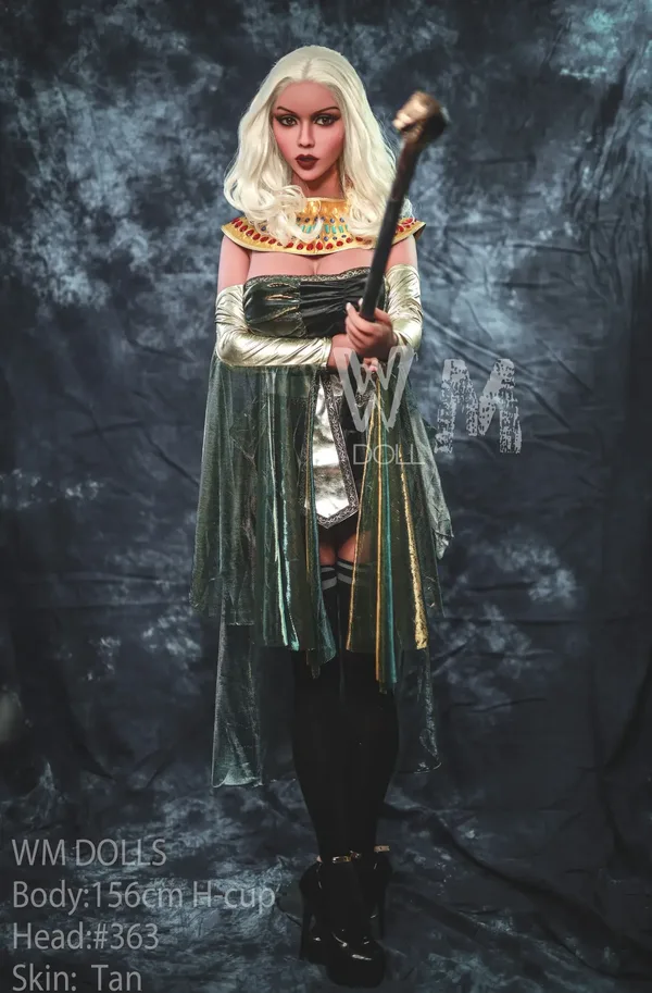 WM 156cm H - Nefertiti